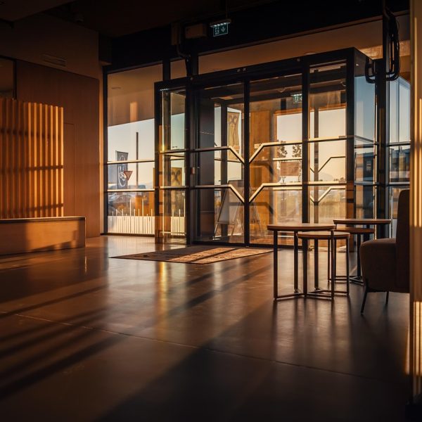 看剧3 编辑周叙在安静的办公室里检查页面链接有效性，笔记本上记录着失效条目编号与复核批次